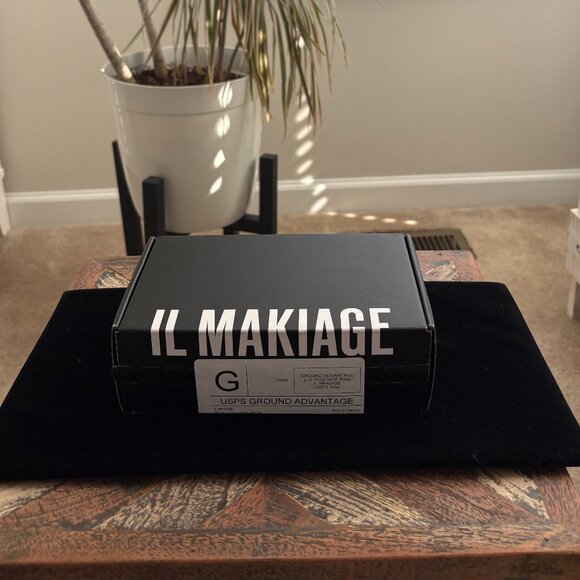 IL Makiage The Flawless Essentials Package, with A Free Tote - Picture 4 of 10